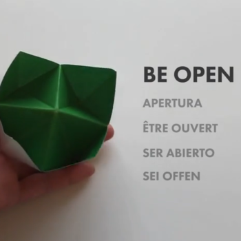 Carta origami flexahedron